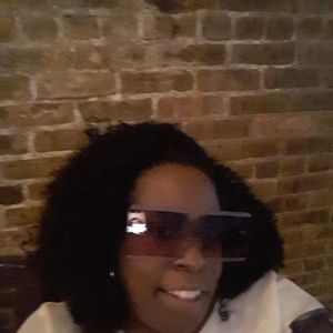 Meet your Posher, Deedee